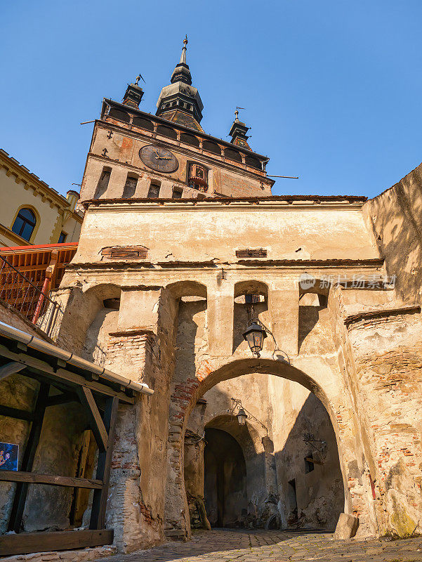 标志性的钟楼(Turnul cu ceas)建于14世纪。中世纪小镇锡基索瓦拉的历史地标。
